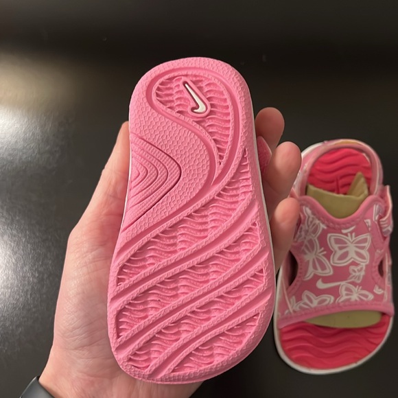 Nike Gift Set- Butterfly Sandals & Towel - Picture 10 of 16